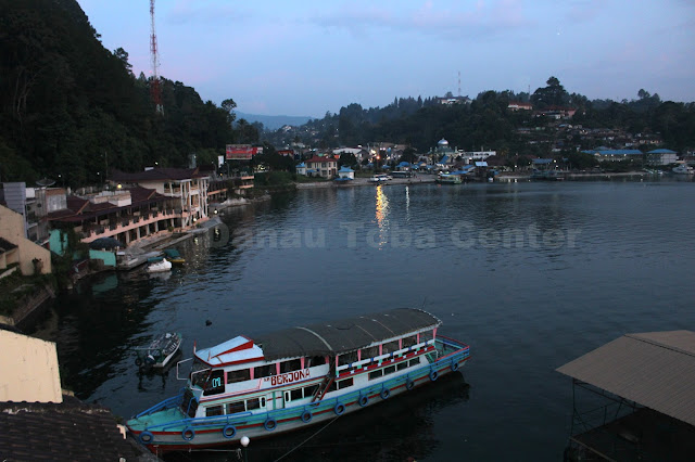 Kota Parapat kabupaten Simalungun terlihat pada malam hari sekitar pukul 18 : 30 Wib, dan terlihat Danau Toba yang mengitari kota itu.  (photo: tagor)