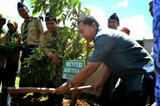 Menteri Kehutanan Republik Indonesia Zulkifli Hasan saat menanam pohon Kelengkeng di halaman SMP Muhamadiyah Desa pasuruan Kecamatan Penengahan Lampung Selatan
