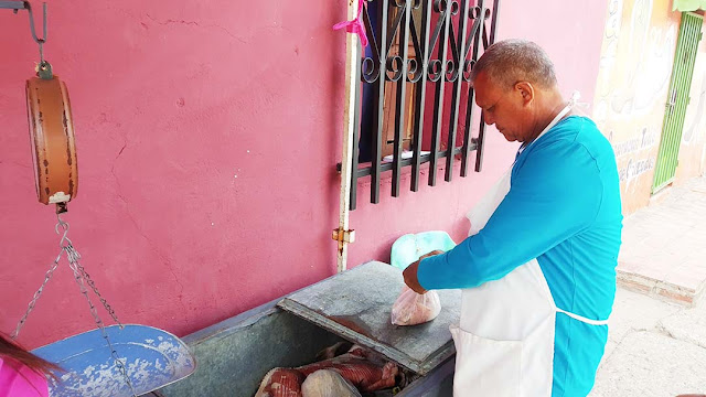 Una nueva opción se abre en el mercado caroreño con la inauguración de Bodegón Tijarafe, un proyecto del joven Ricardo Torcates, quien tras un año de preparación, logró materializarlo este lunes.   Víveres en general, artículos de limpieza, aseo personal, charcutería, lácteos, bebidas no alcohólicas, snacks, dulces, productos nacionales e importados, son parte de las opciones que ofrece Bodegón Tijarafe en unas cómodas y modernas instalaciones ubicadas en la avenida 14 de febrero, con avenida Torrellas, sector Egidio Montesinos.   Ricardo Torcates, propietario del establecimiento mencionó que este proyecto es la continuidad a toda una vida dedicada al comercio por parte de sus padres por lo que deseoso de seguir sus pasos, trabajó para lograrlo y seguir apostando a Venezuela con la generación de ocho empleos directos.   Bodegón Tijarafe tiene la particularidad de ofrecer precios competitivos al mayor y detal y sus puertas estarán abiertas de lunes a domingo de 7:30 de la mañana, hasta las 9:00 de la noche.   Redacción.-