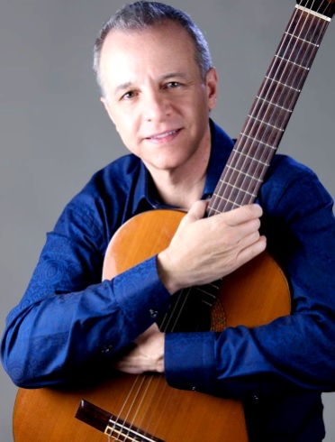 Foto de Alberto Plaza posando con su guitarra