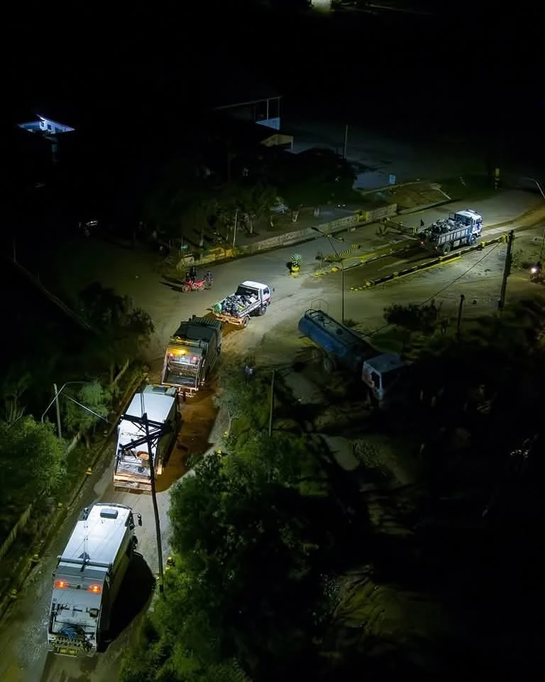 Camión recolector trabajando en la noche