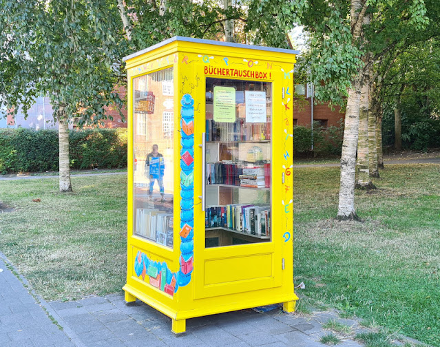 Bücherschränke: Glücksorte für alle Leseratten & Bücherschränke in Kiel und Umgebung. Ich verrate Euch, wo Ihr diese gelb angemalte Büchertauschbox findet und wie das kostenlose Ausleihen und das Hinbringen von "gebrauchten" Büchern funktioniert.