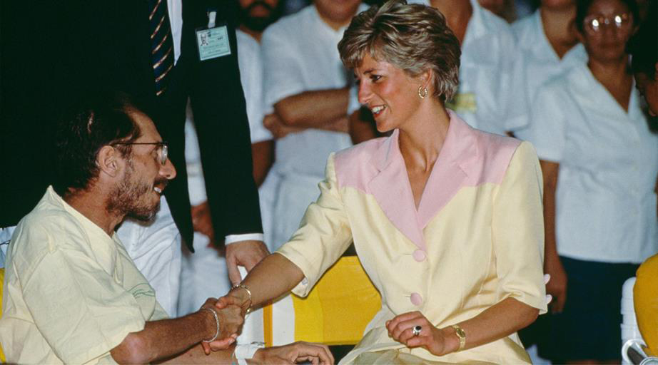 Princess Diana shakes the hand of an AIDS patient.