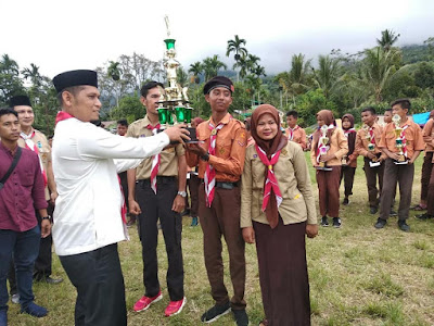 Kadis Pendidikan dan kebudayaan Menyerahkan Piala Juara Umum Kompetisi Penggalang 2019