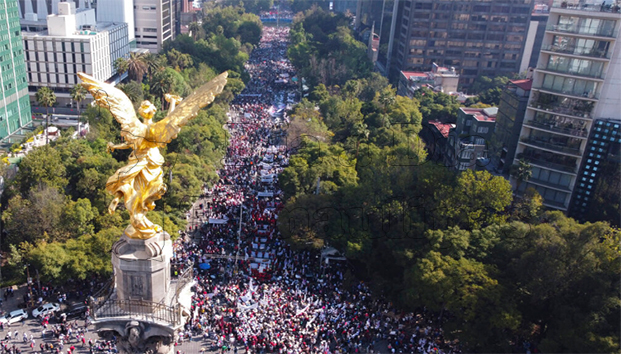 Asisten decenas de miles a marcha convocada por AMLO
