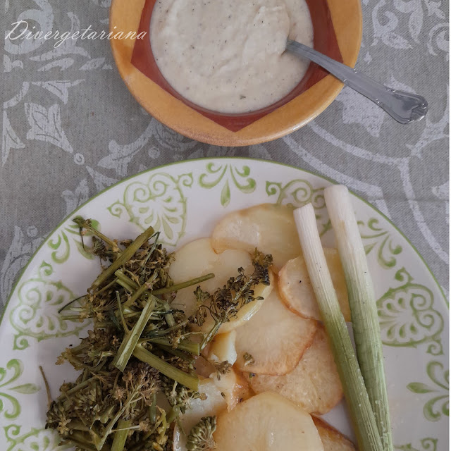 Salsa de yogur y ajo asado junto a un plato con patatas y verduras asadas