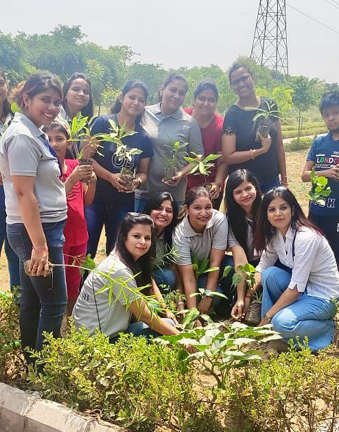 ईएमसीटी के सदस्यो ने वृक्षा रोपण कर प्रकृति माँ को दिया धन्यवाद, पर्यावरण की सेवा का लिया संकल्प। 