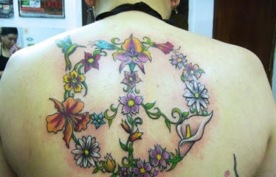 TATUAJE TATTOO SIMBOLO DE LA PAZ CON FLORES DIFERENTES EN ESPALDA