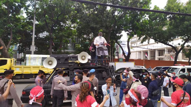 Demonstrasi menolak gelaran Formula E kembali terjadi Senin  PPKM Dilarang Berkerumun, Tapi Demo Anies Dibiarkan Polisi