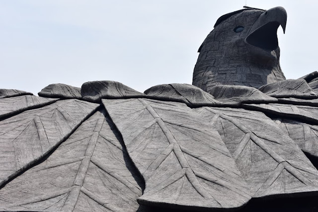 estatua-gigante-aguila-Jatayu-monumento-india