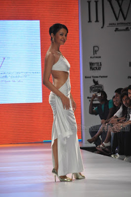 PURE DESI MASALA BLOG Actress Surveen Chawla On The Ramp Bare Back Pics