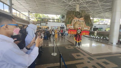 Hibur Calon Penumpang, Atraksi Reog Ponorogo Digelar di Lobby Terminal 1 Bandara Juanda Surabaya