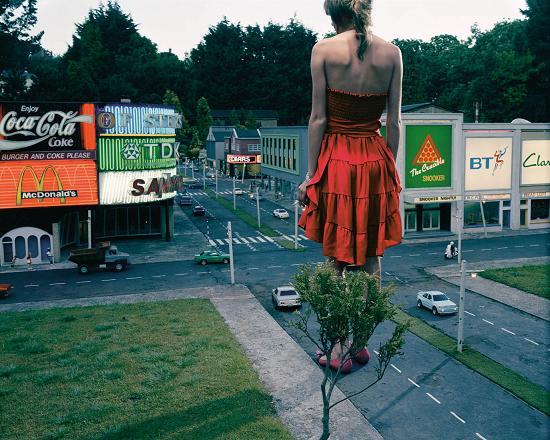 julia fullerton-batten fotografia meninas adolescentes gigantes cenários diminutos maquetes adolescência