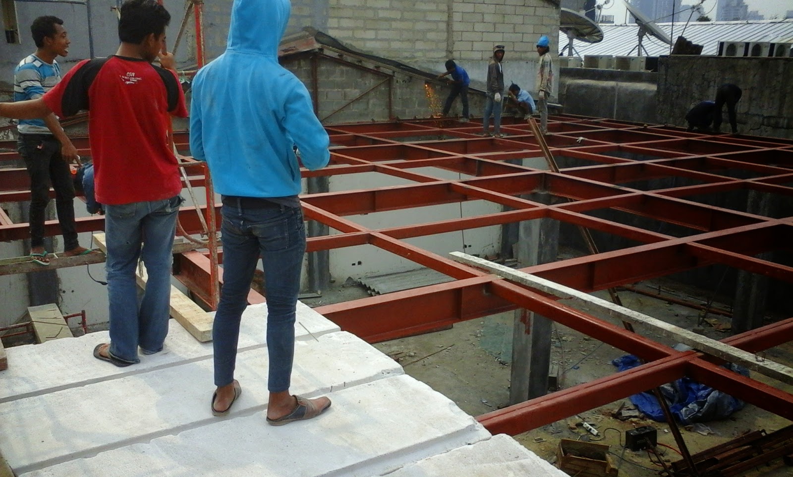 Pemasangan Panel Lantai  Untuk Konstruksi Baja Panel Lantai 