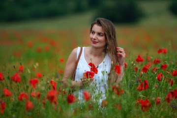 Biała sukienka za kolano; sesja w makach | Poppy field & white dress - Czytaj więcej »