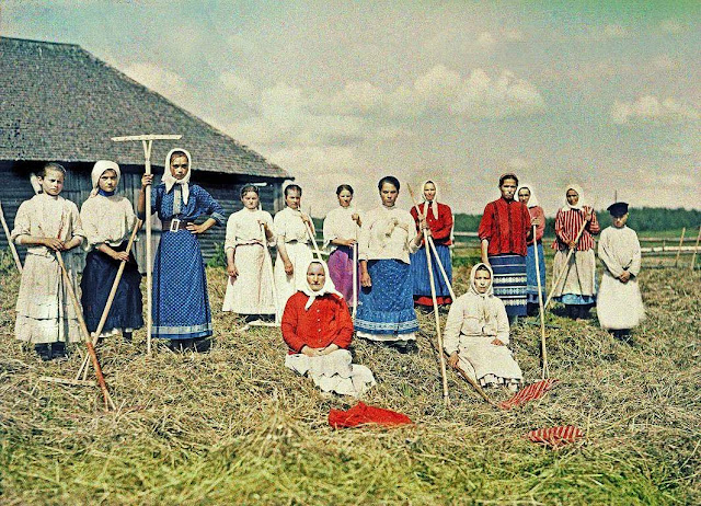 Peasant women collecting hay. Color photo by Sergey Prokudin-Gorsky. Beginning of the 20th century.