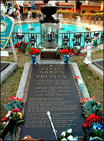 La tombe d'Elvis Presley à Graceland. Il est notamment écrit : 'il est devenu une légende vivante à son époque et qu'il a gagné le respect et l'amour de millions [de gens]'.