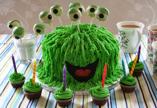 Monster cake with cake eyeballs with extra cup cakes