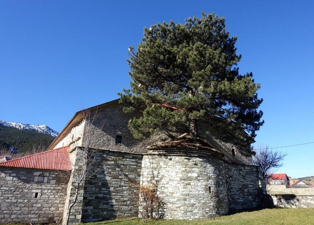 La iglesia Megali Panaghia de Samarina, con el característico pino que crece en el tejado