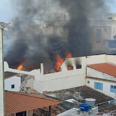 Bombeiros ainda estão no local do incêndio do supermercado batista