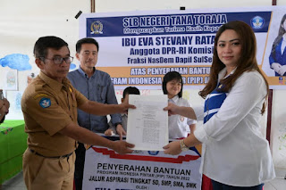 Eva Rataba Anggota Komisi X DPR RI Fraksi Nasdem Serahkan Beasiswa PIP Bagi Pelajar Difabel di Toraja