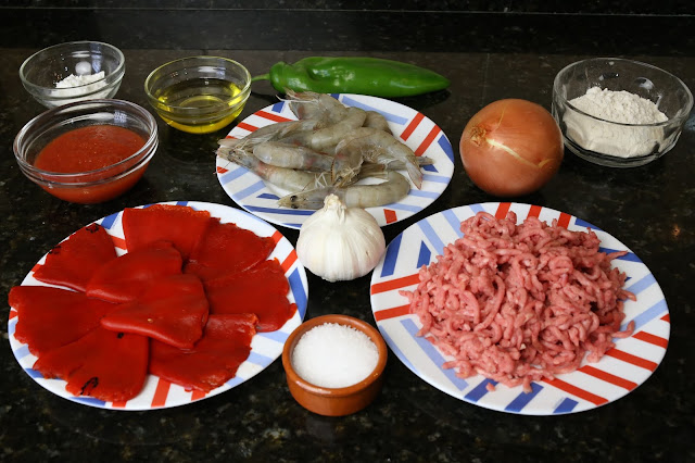 Ingredientes para pimientos del piquillo rellenos de carne con salsa de langostinos