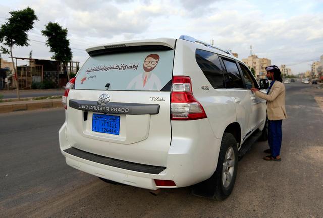 Dr Sami Yahya Al Hajj provides free medical consultations in Yemen on the road