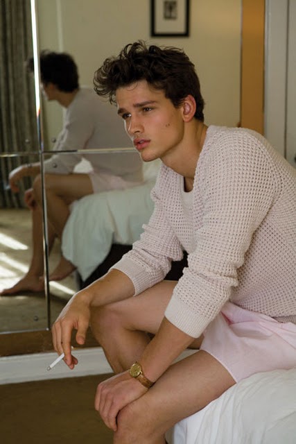 Simon Nessman cannot not look hot