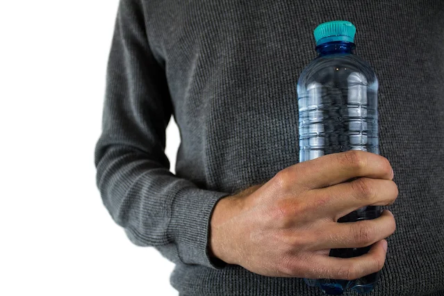 Persona sujetando una botella de plástico libre de BPA