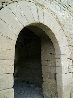 El portal adovellat de l'entrada del Castell de Castellcir