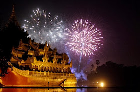 Fuegos Artificiales, año nuevo 2014, Rangún, Myanmar Fuegos Artificiales, año nuevo 2014, Rangún, Myanmar