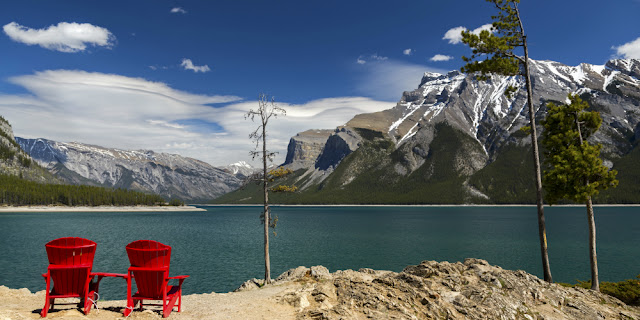 Sidde i Parks Canadas røde stole ved Lake Minnawanka, lige nord for Banff by i Banff National Park.