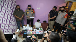 Home Industri Pembuatan Pil Ekstasi di Grebeg Polisi, Dua Orang Tersangka dan 1850 Pil Berhasil Diamankan