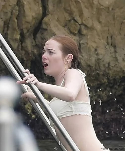 Emma-Stone-Sexy-Bikini-Pictures-HD-Wallpaper