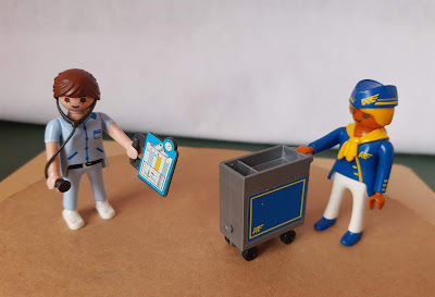 Playmobil, bonecas Mulheres : Médica com  estetoscópio e Prancheta, Aeromoça com trolley  R$ 30,00 cada