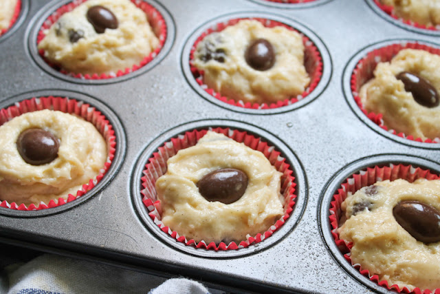 Food Lust People Love: Fluffy rich vanilla muffins are studded with chocolate covered almonds in these Swiss almond vanilla muffins which I created to match the flavors of my husband’s favorite Häagen-Dazs ice cream.