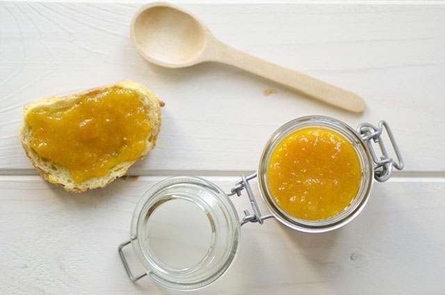 Marmellata di mandarini con fetta di pane