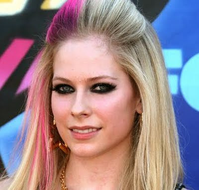 Avril Lavigne A Avril est sempre com o make preto mas combina muito com