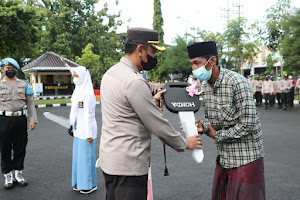 AKBP Arman S.IK, M.Si Serahkan 3 Sepeda Motor Pemenang Undian Doorprize Vaksinasi Serentak di Polres Sampang