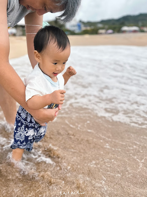 小嬰兒在墾丁船帆石沙灘戲水