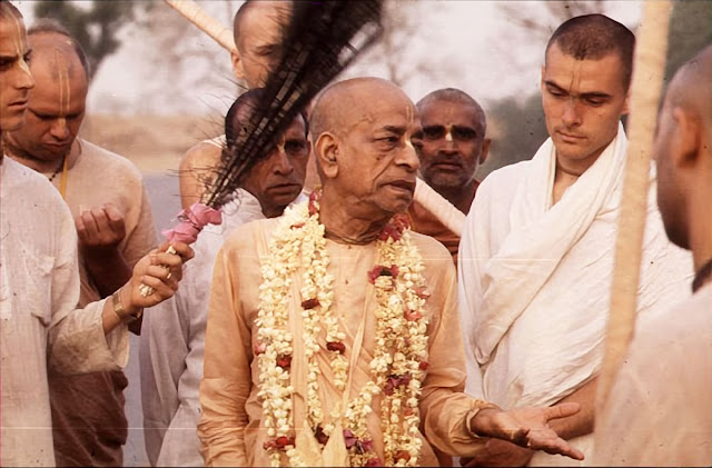 Srila Prabhupada Instructs His Disciples