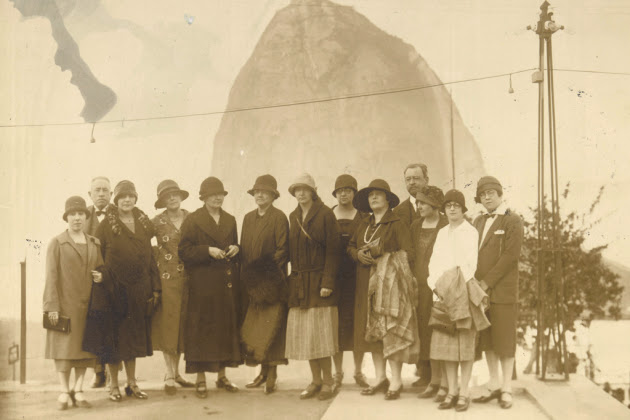 foto de Marie e Irene Curie em visita ao Rio com um grupo de pessoas com o Pão de Açúcar de fundo