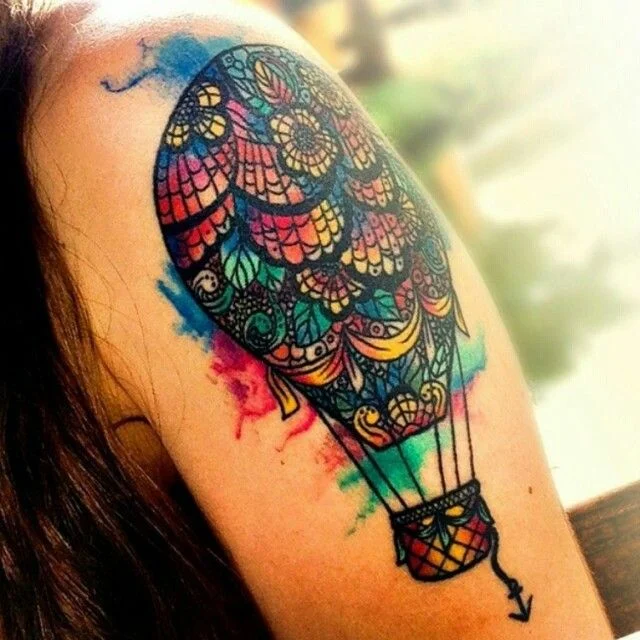 imagen de un tatuaje de globo aerostatico para mujer