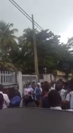 Photos/Video: Hundreds of unemployed youths fall for a fake recruitment advert in Lagos 