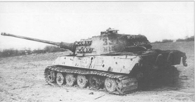 Подбитый в борт Pz.Kpfw VI Ausf. B «Тигр II», тактический номер 331, командира 3-й роты Рольфа фон Вестернхагена 501-го батальона тяжелых танков , действовавшего в составе 1-го танкового корпуса СС. Подбит батареей СУ-100 под командованием капитана Васильева (1952-й самоходно-артиллерийский полк). На борту виден номер (93) советской трофейной команды. Венгрия, район озера Балатон