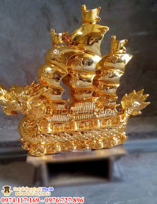 Thuyền buồm đầu rồng mạ vàng