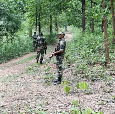  Maoists and security forces in Odisha exchange gunfire, injuring a jawan