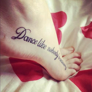 TATTOOS EN EL PIE DE FRASE