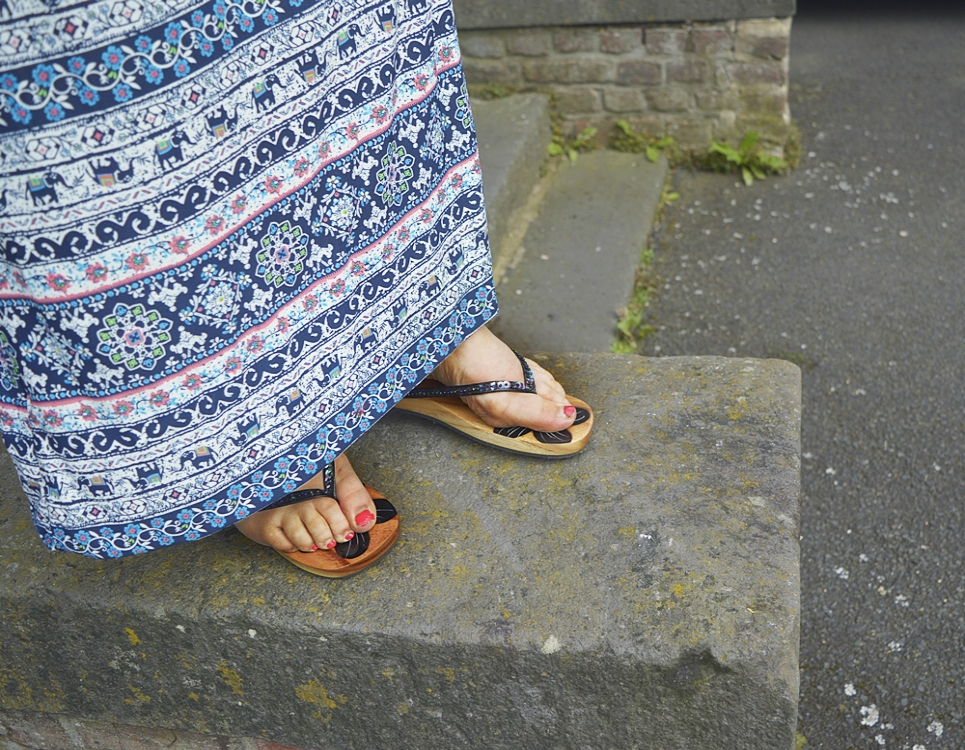 Outfit sommerliches Maxikleid mit Print und Holz FlipFlops - posted by Annie K, founder, CEO and writer of ANNIES BEAUTY HOUSE, fashion and lifestyle blog