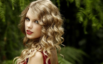 Taylor-Swift-Curly-Hairstyle-HD-Wallpaper